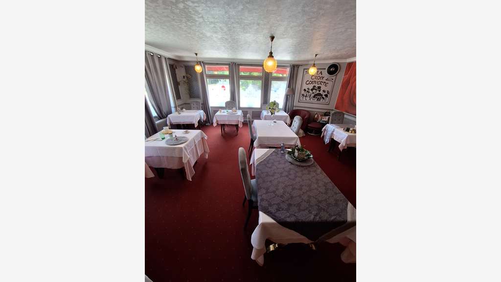 AV hôtel restaurant avec lic IV et murs en Mayenne