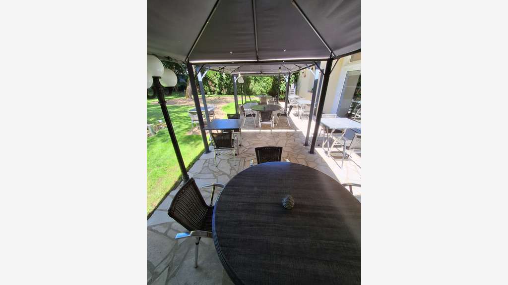 AV hôtel restaurant avec lic IV et murs en Mayenne