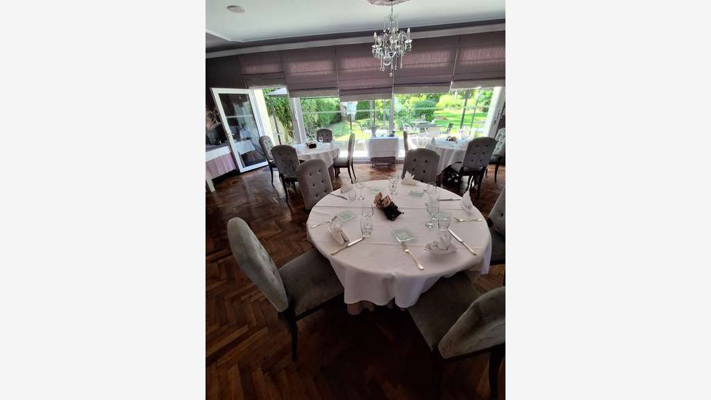 AV hôtel restaurant avec lic IV et murs en Mayenne