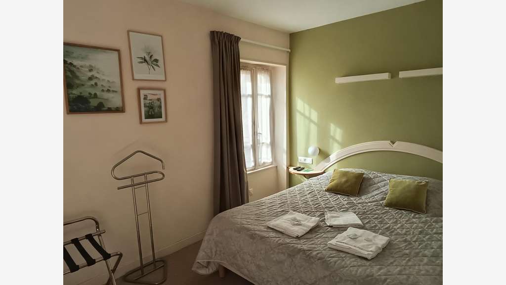 Vente hôtel restaurant à Orcival emplacement strat