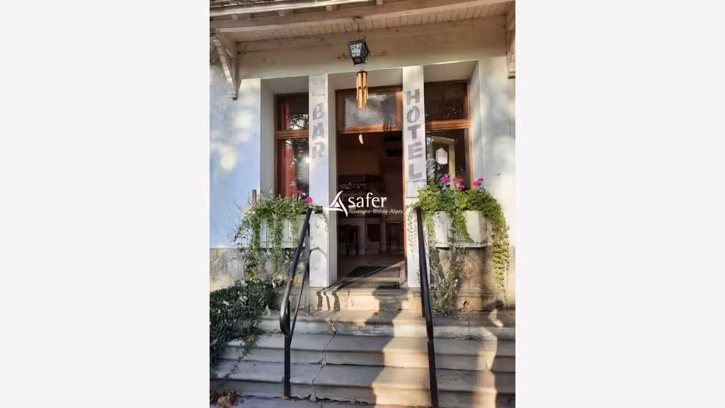 Vente hôtel restaurant sur 1.6 ha Puy-Guillaume