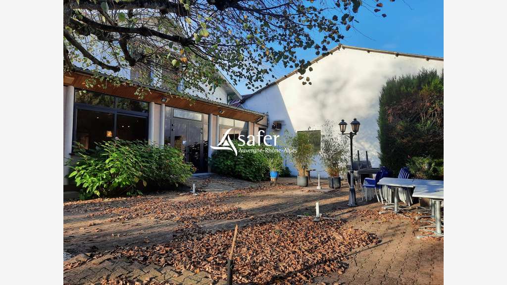 Vente hôtel restaurant sur 1.6 ha Puy-Guillaume