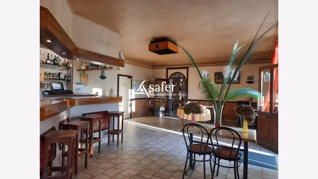 Vente hôtel restaurant sur 1.6 ha Puy-Guillaume
