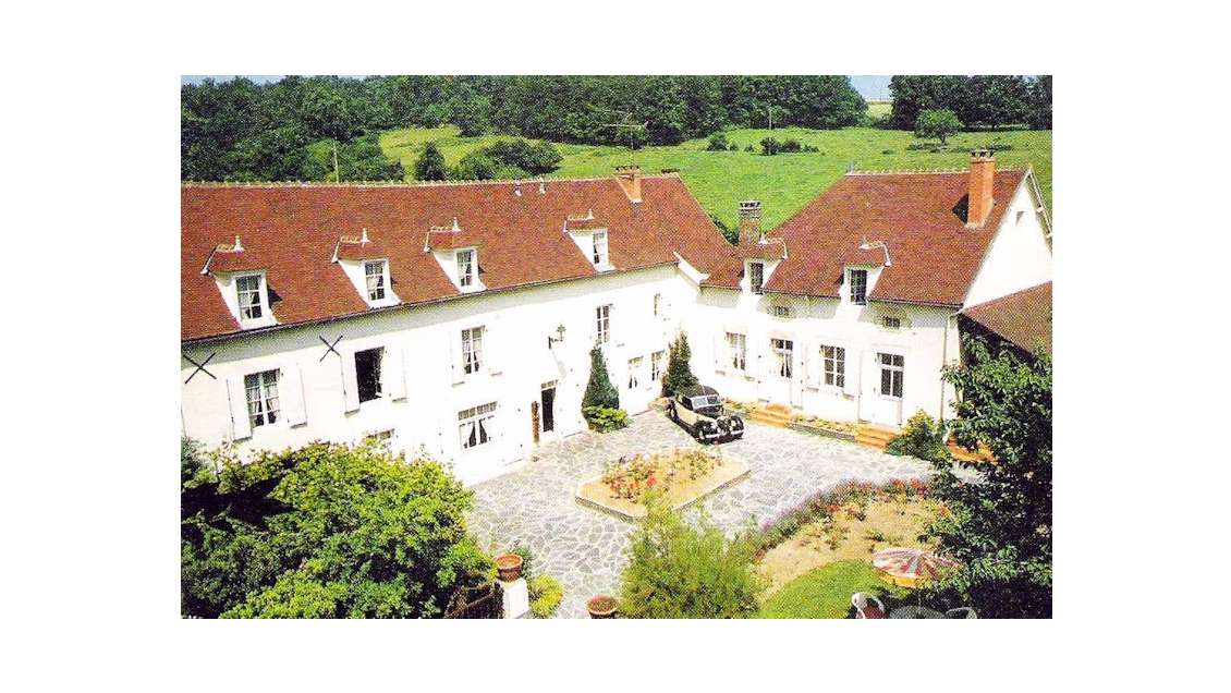 Moulin 1560 gîtes, chambres, piscine, 8 ha rivière