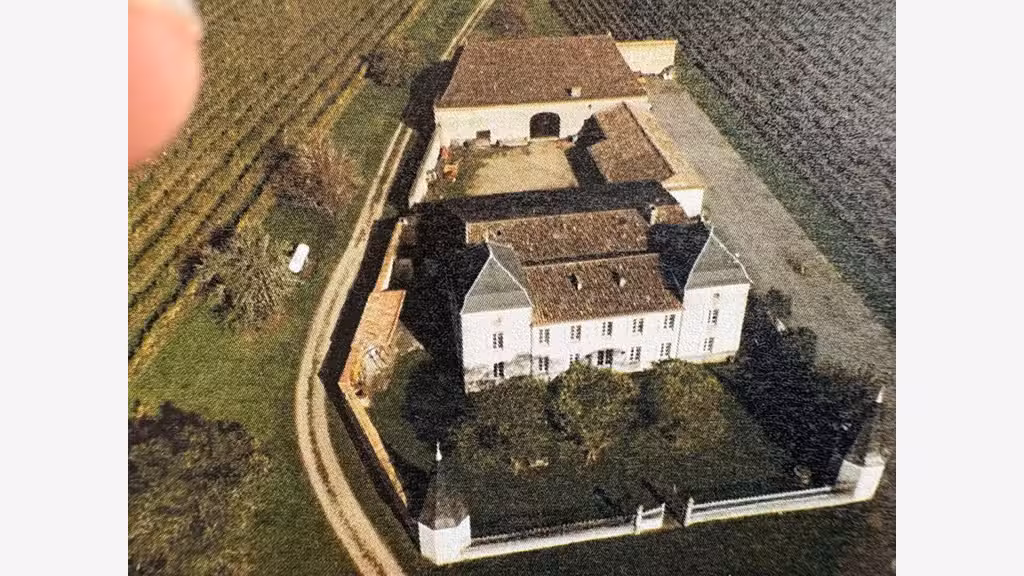Château dominant les côteaux de L'ENTRE DEUX MERS