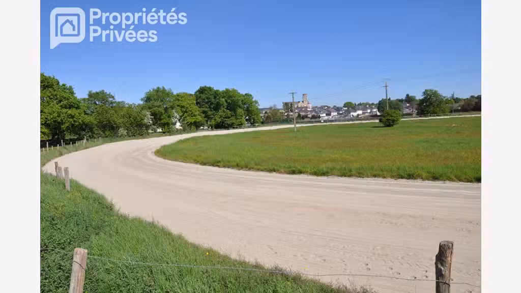 Vente centre équestre 7 hectares hangar en Mayenne