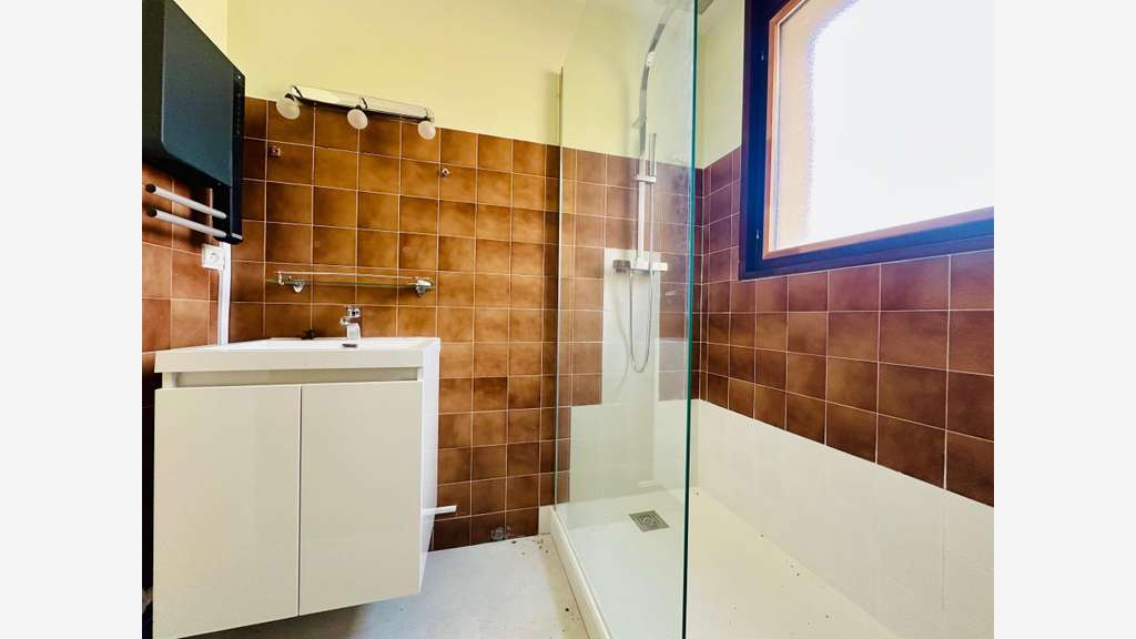 Hôtel de 17 chambres à réouvrir Ax les Thermes