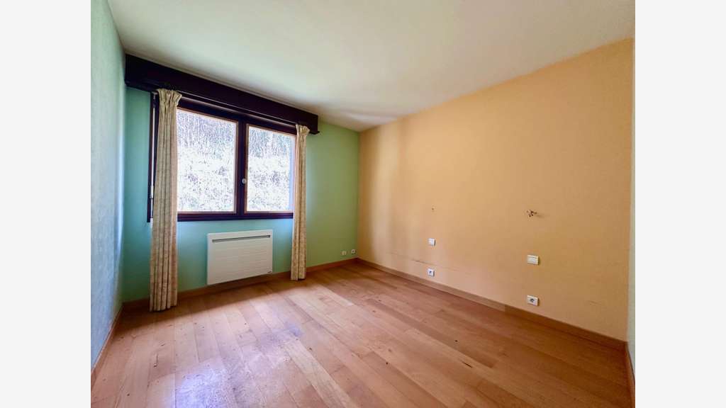 Hôtel de 17 chambres à réouvrir Ax les Thermes
