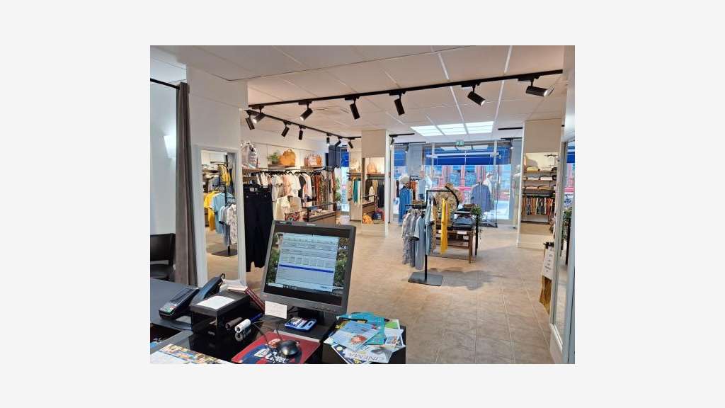 AV FDC prêt à porter masculin féminin à Tours