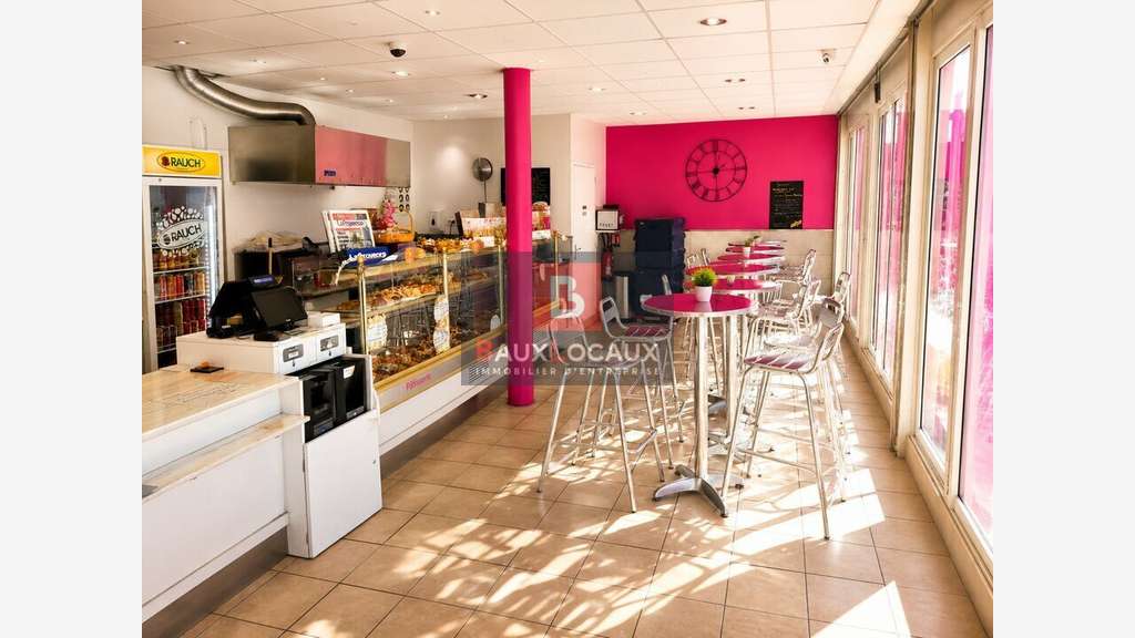 AV murs occupés boulangerie 157m² à Salon de Pce