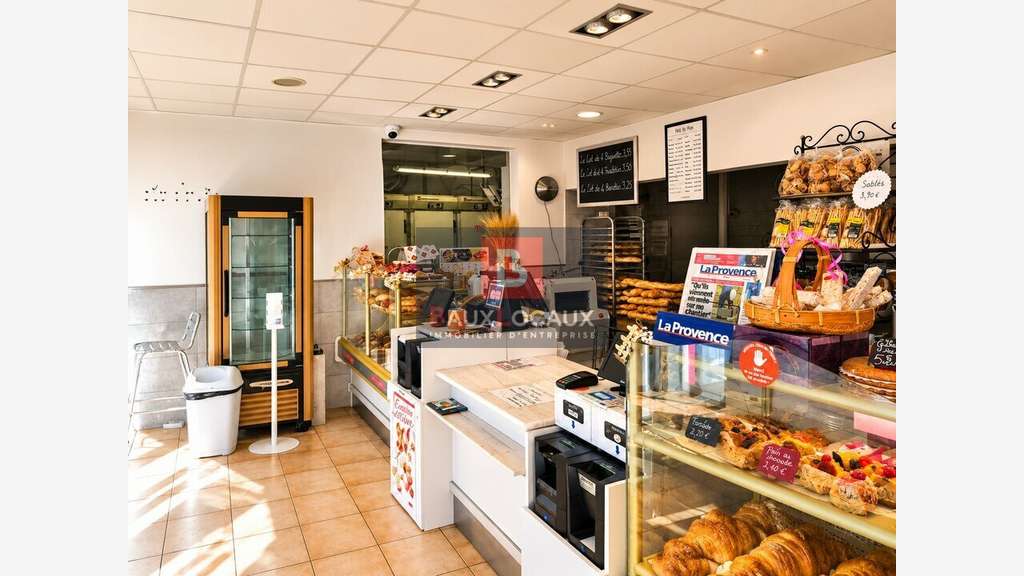 AV murs occupés boulangerie 157m² à Salon de Pce