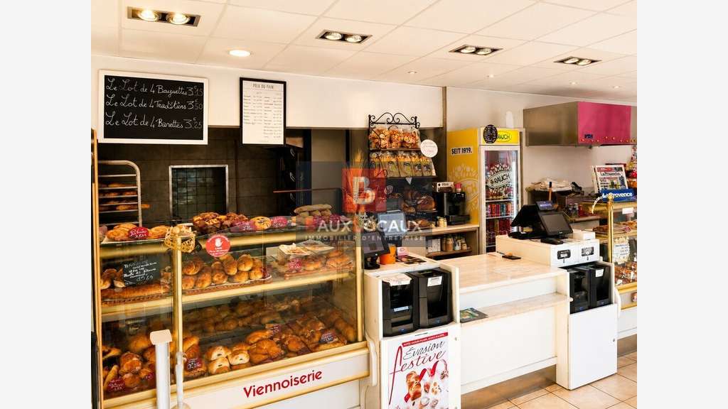 AV murs occupés boulangerie 157m² à Salon de Pce
