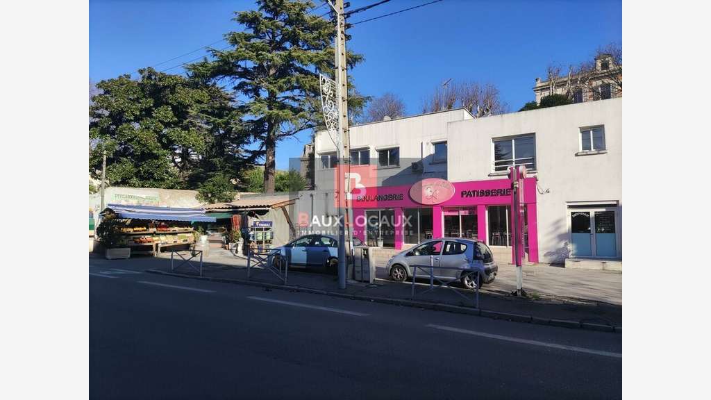 AV murs occupés boulangerie 157m² à Salon de Pce