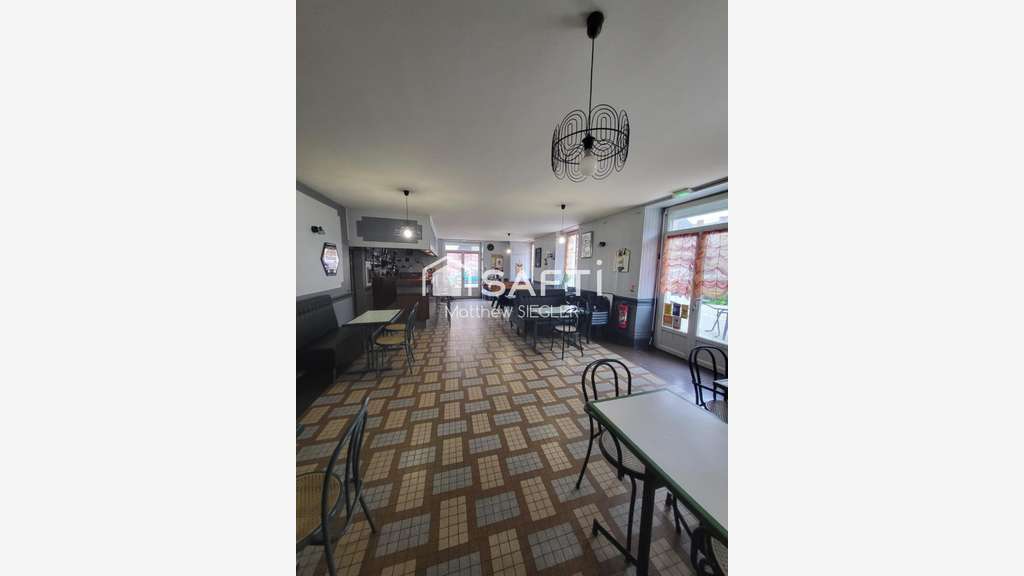 Bar/Restaurant avec bâtiment, jardin et grange, 