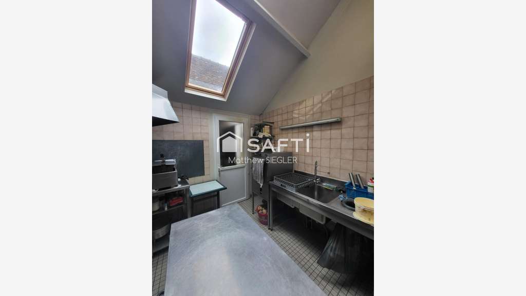 Bar/Restaurant avec bâtiment, jardin et grange, 