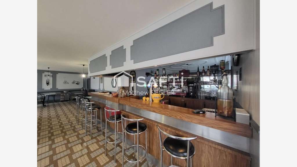 Bar/Restaurant avec bâtiment, jardin et grange, 