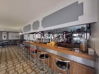 Bar/Restaurant avec bâtiment, jardin et grange, 