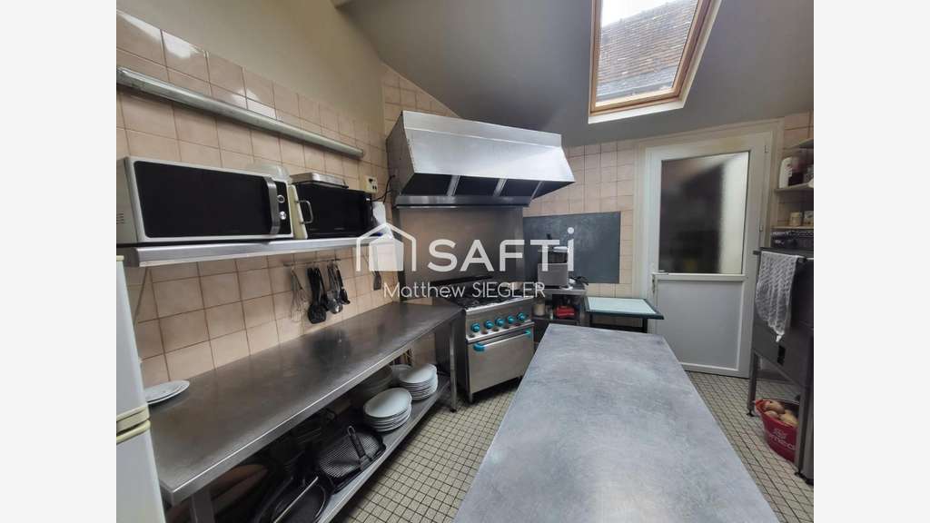 Bar/Restaurant avec bâtiment, jardin et grange, 