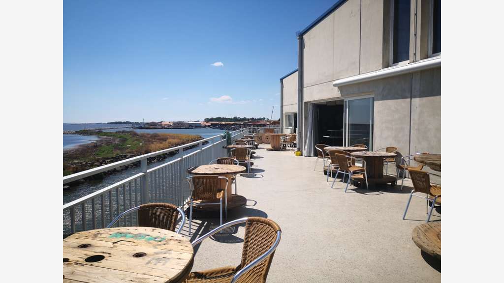 Vends restaurant face à une lagune unique