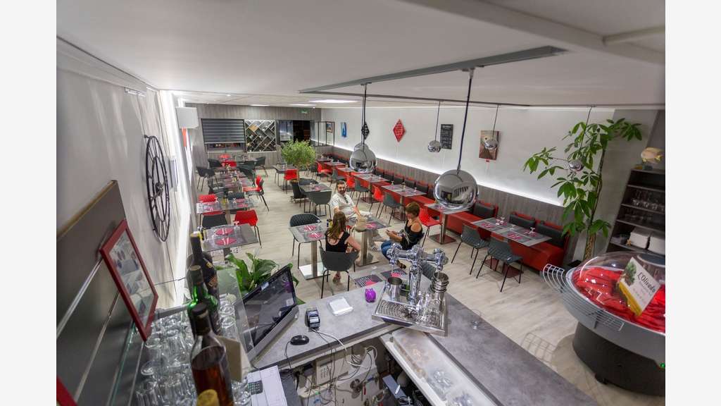 Vente restaurant 96m² + étage village provençal 30