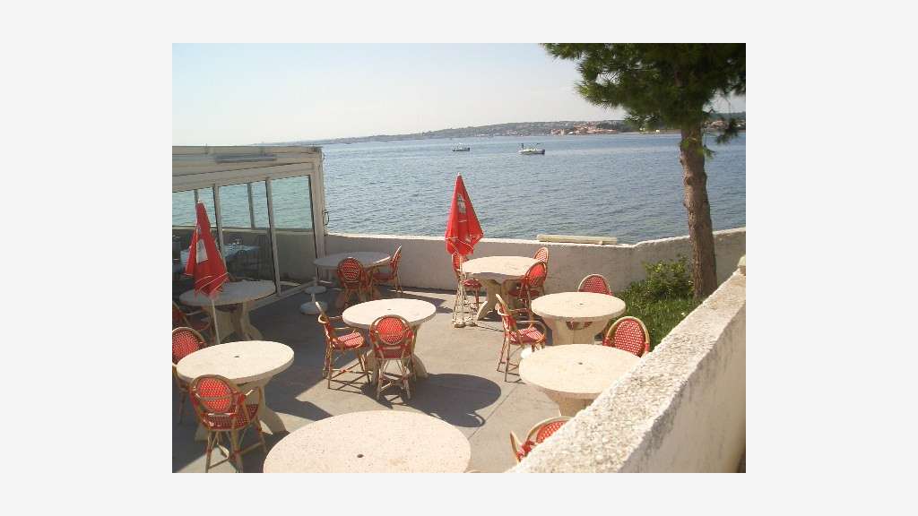 Vente restaurant terrasse au bord de l'eau Hérault