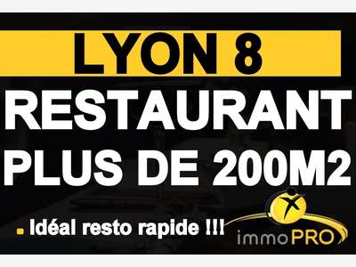 Emplacement idéal à Lyon 8 Ce local de plus de 2