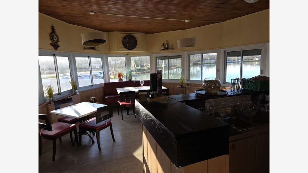 AV murs et fonds bar restaurant atypique à Marciac