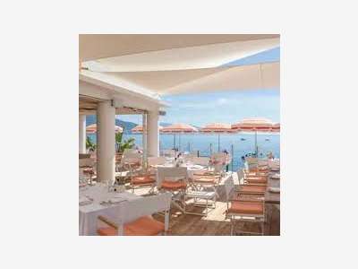 Cède restaurant terrasse en bord de plage à Menton