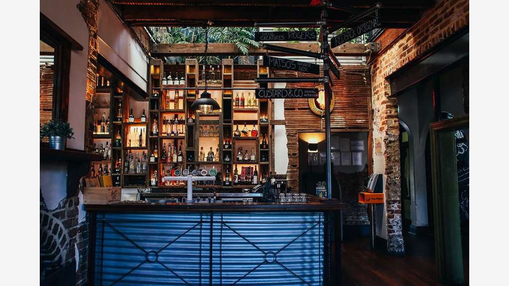 Vente restaurant en angle dans quartier dynamique