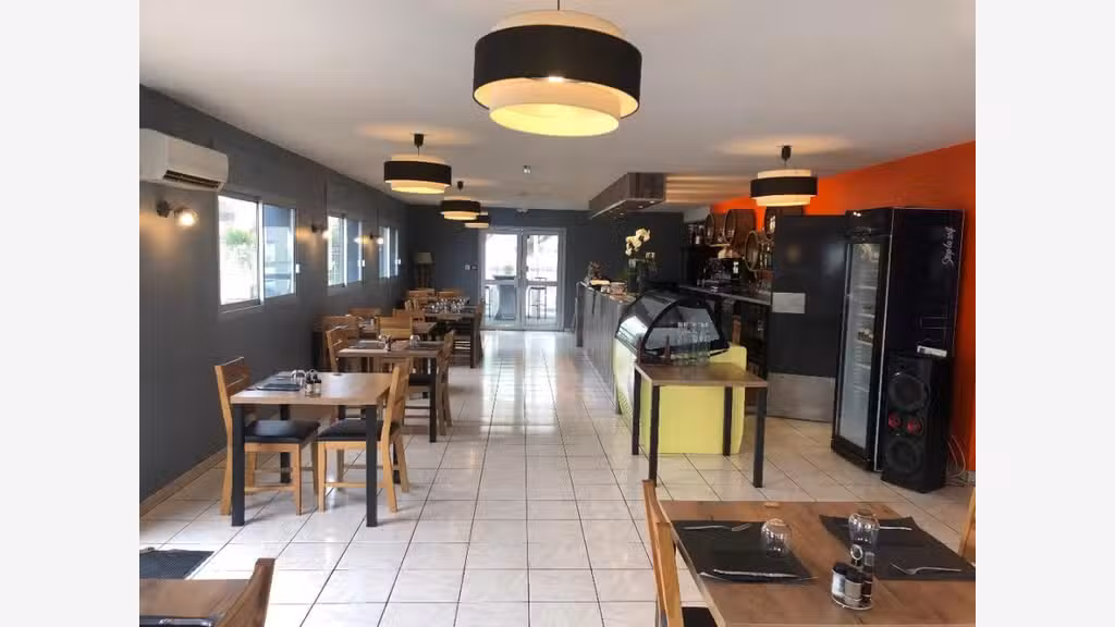 AV restaurant terrasse extérieure et parking 65