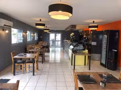 AV restaurant terrasse extérieure et parking 65