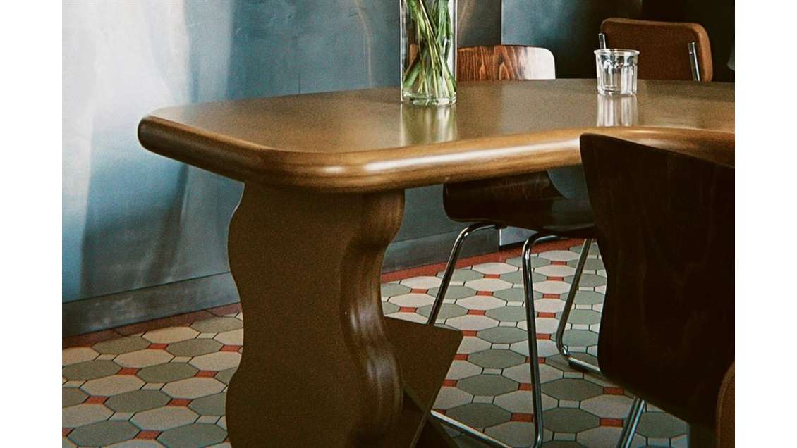 Vente restaurant en angle avec terrasse et appart