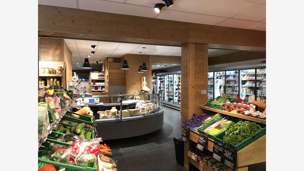 Vente supérette en station de ski à Valcenis