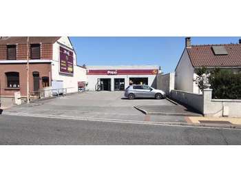 supérette avec parking sur route très passante