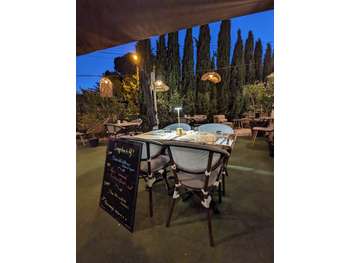 AV restaurant, terrasse et parking aux Angles