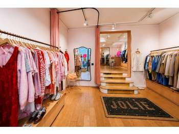 Vente boutique de prêt à porter feminin - Abbesses