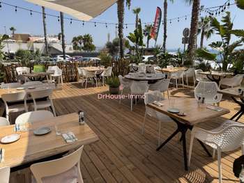 AV restaurant en bordure de plage terrasse vue mer