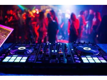 DISCOTHEQUE AVEC ESPACE EXTERIEUR AMENAGE