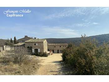 Propriété Gîtes et chambres d'hôtes 20 ha - 550 m2