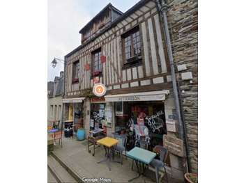 AV murs commerciaux + fonds bar à Josselin centre