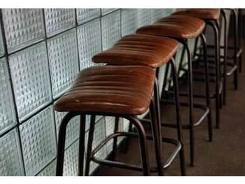 Bar à vins idéalement situé, emplacement n°1