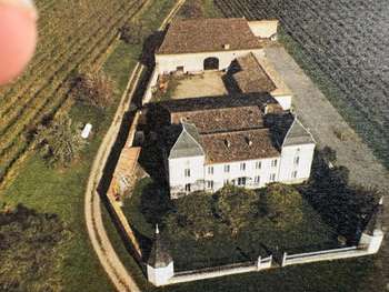 Château dominant les côteaux de L'ENTRE DEUX MERS