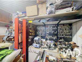 AV Serrurerie cordonnerie bazar à Toulon bel empl