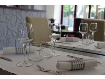 Cède restaurant avec belle vitrine à Nantes centre · 288 080 €