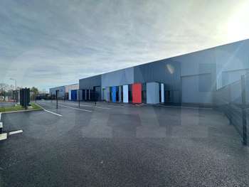 AV local d'activités 322m² 6 parkings à Liffré A84