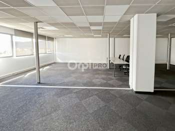 Bureaux de 577m² à louer à Aubagne av Marin Blanc