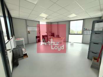 Bureaux 170m² à louer en centre d'affaires à Boé