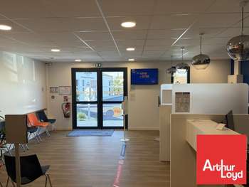 Bureaux 295m² à louer à Chauray en centre-bourg