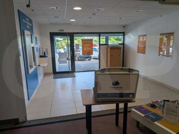 A louer local pied d'immeuble 182m² à Plescop