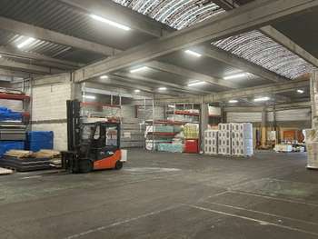 A louer locaux logistique stokage 1500m² à Beynost